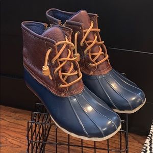 Navy Sperry rain boots!